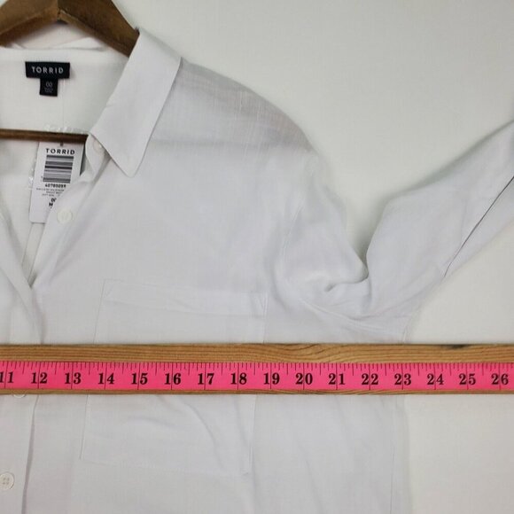 Torrid Womens Rayon Slub Drop Shoulder Button Front Shirt Size 00 M/L White NWT - Picture 16 of 16